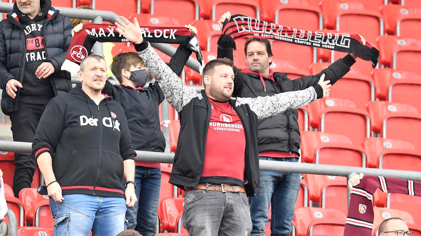Mal wieder ein Grund zum Feiern: Ein paar der 6505 Club-Fans nach dem 1:0 gegen Sandhausen im September 2020.