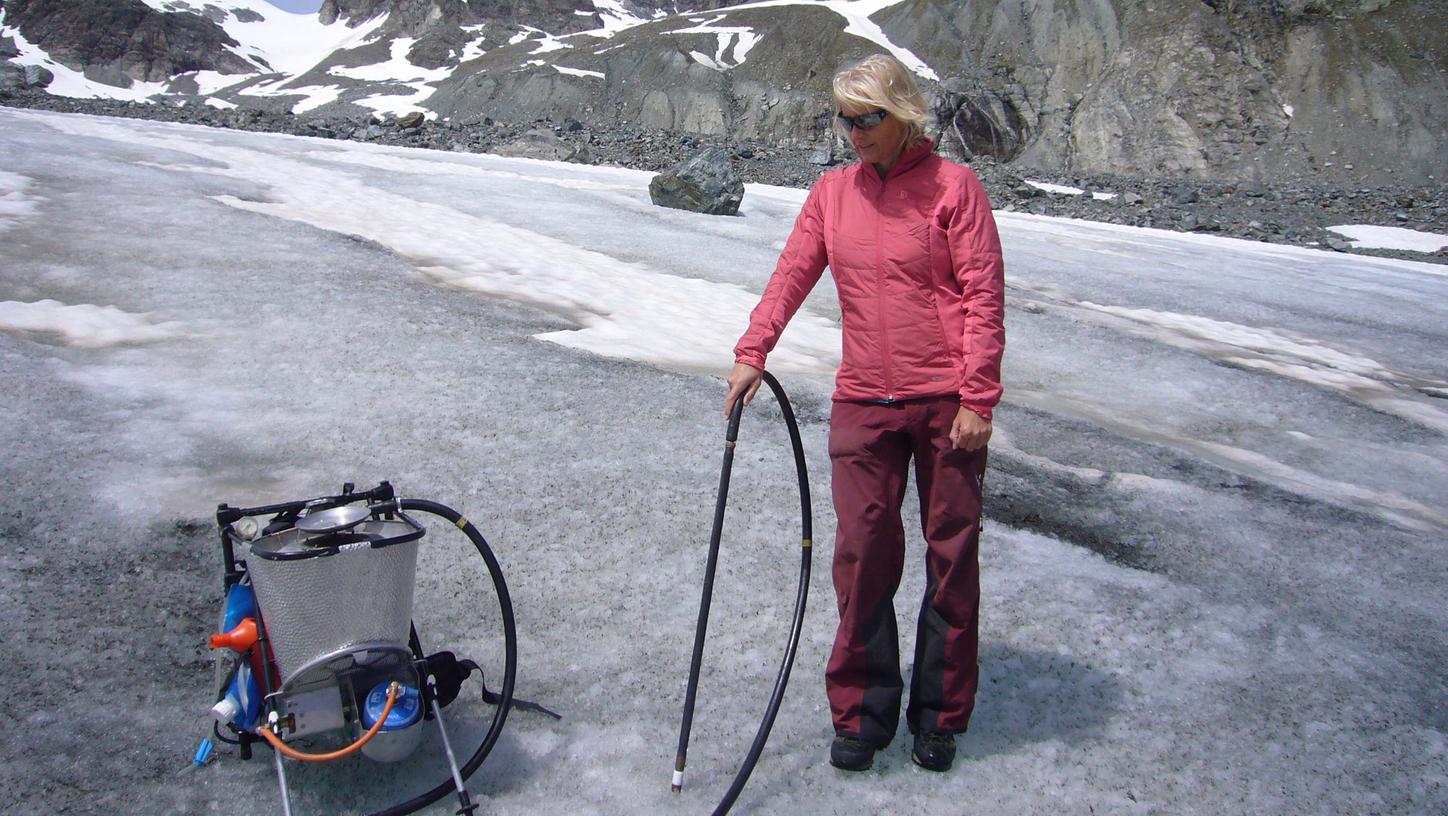 Mit einem Dampfbohrer bereitet Glaziologin Andrea Fischer ein Loch im Eis des Jamtalferners für eine Messsonde vor.
Mit einem Dampfbohrer bereitet Glaziologin Andrea Fischer ein Loch im Eis des Jamtalferners für eine Messsonde vor.