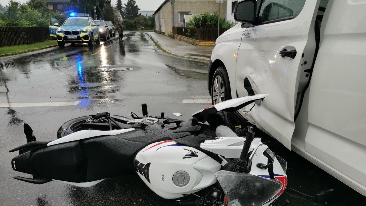 Der Caddy-Fahrer übersah offenbar das Motorrad, das ihm daraufhin in die Seite krachte. Der Caddy-Fahrer übersah offenbar das Motorrad, das ihm daraufhin in die Seite krachte.
