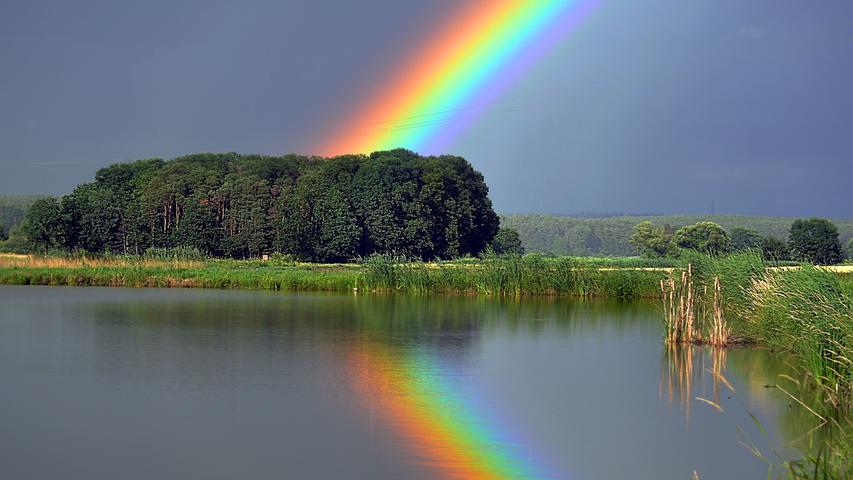 Das Schauerwetter hat auch bildschöne Seiten: wie diesen Regenbogen über dem Aischgrund.