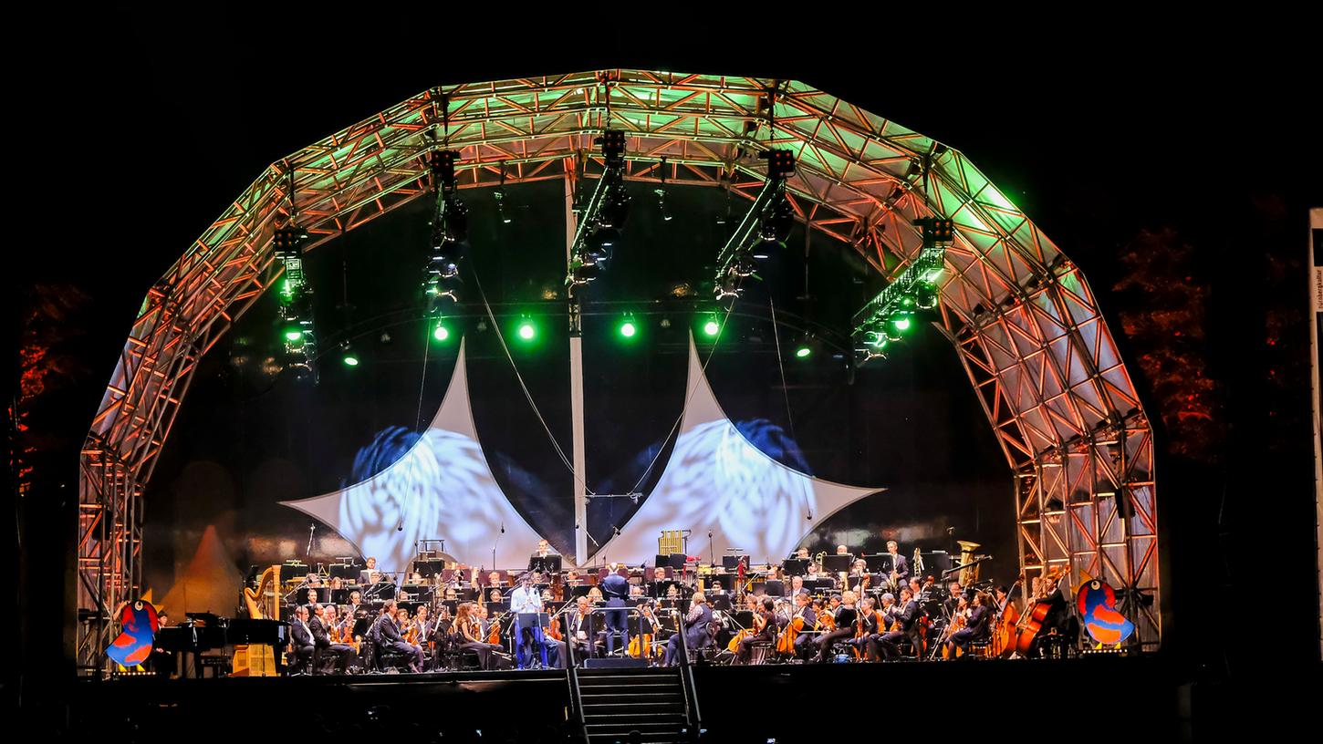 Nach zwei Jahren Unterbrechung dürfen sich die Menschen 2022 wieder auf stimmungsvolle Konzerte beim Klassik Open Air im Luitpoldhain freuen.
