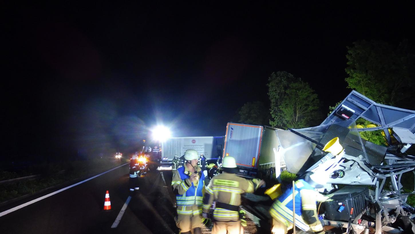 Zur Unfallstelle rückten Einsatzkräfte der Freiwilligen Feuerwehren aus Brodswinden, Burgoberbach und Ansbach sowie Mitarbeiter der Autobahnmeisterei Herrieden an.
Zur Unfallstelle rückten Einsatzkräfte der Freiwilligen Feuerwehren aus Brodswinden, Burgoberbach und Ansbach sowie Mitarbeiter der Autobahnmeisterei Herrieden an.