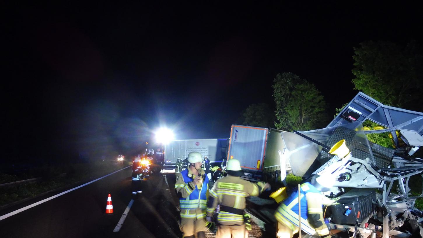 Zur Unfallstelle rückten Einsatzkräfte der Freiwilligen Feuerwehren aus Brodswinden, Burgoberbach und Ansbach sowie Mitarbeiter der Autobahnmeisterei Herrieden an.