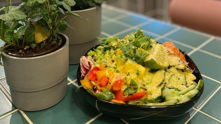 Auf der Menükarte des Kaspar Schmauser sind Curry-Gerichte, herzhafte und süße Bowls und Salate zu finden. Auf der Menükarte des Kaspar Schmauser sind Curry-Gerichte, herzhafte und süße Bowls und Salate zu finden.