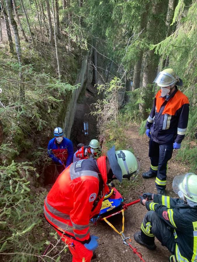 Durch Zufall waren unter den Rettungskräften auch Einsatzkräfte der Bergwacht - deren Expertise war im steilen Gelände der Klamm von großer Hilfe.
Durch Zufall waren unter den Rettungskräften auch Einsatzkräfte der Bergwacht - deren Expertise war im steilen Gelände der Klamm von großer Hilfe.