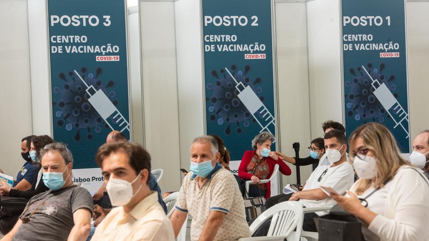 Menschen warten in einem Impfzentrum in Lissabon auf ihre Impfung gegen Covid-19.
Menschen warten in einem Impfzentrum in Lissabon auf ihre Impfung gegen Covid-19.