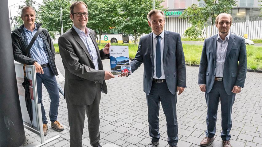 Josef Weber, städtischer Referent für Planen und Bauen, Erlangens OB Florian Janik, Landrat Alexander Tritthart und Manuel Hartel, Leiter der Abteilung Kommunales und Jugend beim Landratsamt (v. li.), freuen sich über die Zusammenarbeit bei der Erstellung eines gemeinsamen Nahverkehrsplans von Stadt und Landkreis ERH. Josef Weber, städtischer Referent für Planen und Bauen, Erlangens OB Florian Janik, Landrat Alexander Tritthart und Manuel Hartel, Leiter der Abteilung Kommunales und Jugend beim Landratsamt (v. li.), freuen sich über die Zusammenarbeit bei der Erstellung eines gemeinsamen Nahverkehrsplans von Stadt und Landkreis ERH.