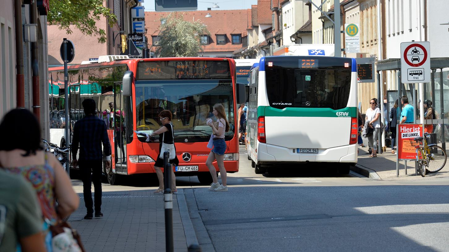 Busse verschiedener Unternehmen quetschen sich in Erlangen durch dieselben Straßen - und weil die Nahverkehrspläne nicht ausreichend synchronisiert sind, manchmal im Minutentakt. Das soll sich durch die Kooperation von Stadt und Landkreis ändern.