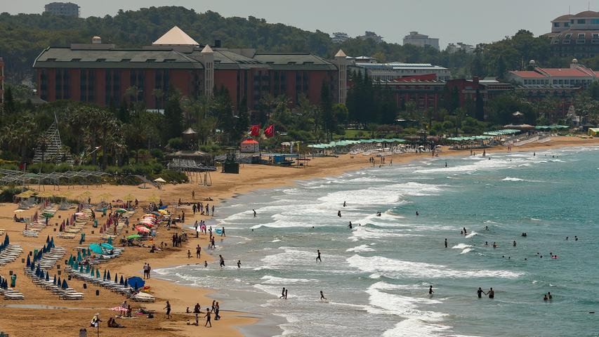 Ein Strand im türkischen Antalya - derzeit vor allem aber belegt mit Gästen aus Russland, Israel oder dem Inland.
Ein Strand im türkischen Antalya - derzeit vor allem aber belegt mit Gästen aus Russland, Israel oder dem Inland.