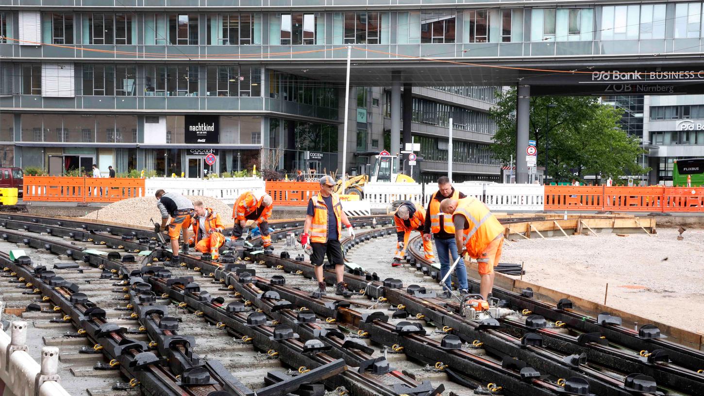 Gleisbauer der VAG verlegen Schienen am Rundbau der Bahnhofstraße hinunter zum Allersberger Tunnel. Gleisbauer der VAG verlegen Schienen am Rundbau der Bahnhofstraße hinunter zum Allersberger Tunnel.