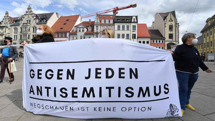 In Erfurt wehrten sich die Teilnehmer einer Kundgebung gegen jede Form des Antisemitismus mit Plakaten und Transparenten.