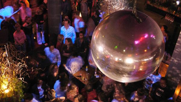 Die Kneipen, Bars, Clubs, Discos vergisst derjenige, der in ihnen feierte, nicht mehr. An was erinnern sich die Partygänger verschiedener Generationen? Ein Rundgang durch Jahrzehnte des Nürnberger Nachtlebens. Eines vorweg: So stolz ich bin, am Anfang des Artikels zu stehen, so sehr schäme ich mich auch für das Fortgehverhalten, das ich mit 20 an den Tag gelegt habe. Warum? Ganz einfach: Damals war genau das ganz groß in Mode, was heute maximal die oberpfälzische Landjugend hinter dem Ofen hervorlockt: Großraumdiskotheken.