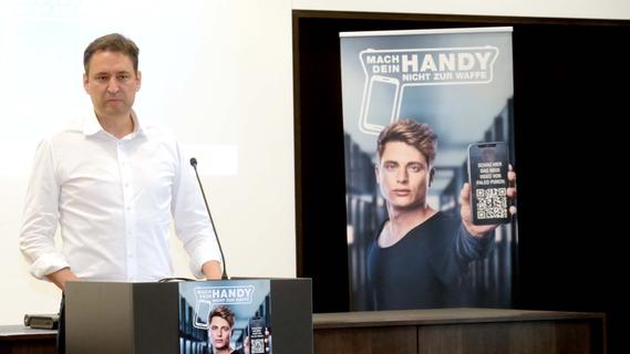 Prävention und Abschreckung: Minister Georg Eisenreich (CSU) sensibilisiert derzeit persönlich Schülerinnen und Schüler im Umgang mit ihrem Handy und sozialen Medien. Er tritt für schärfere Strafen und konsequente Strafverfolgung ein. Prävention und Abschreckung: Minister Georg Eisenreich (CSU) sensibilisiert derzeit persönlich Schülerinnen und Schüler im Umgang mit ihrem Handy und sozialen Medien. Er tritt für schärfere Strafen und konsequente Strafverfolgung ein.