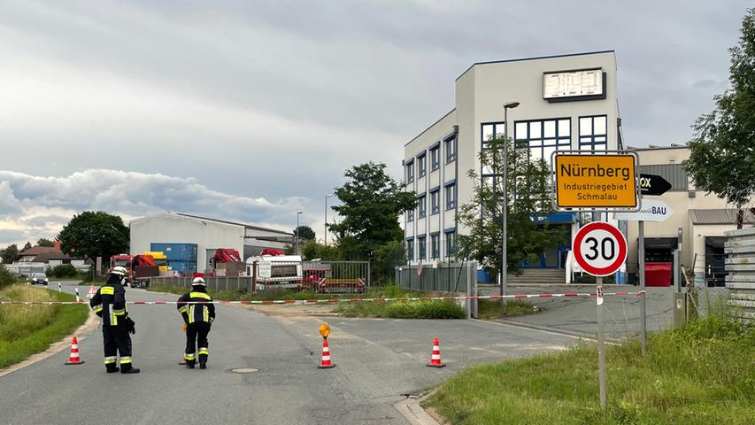 Für die Dauer der Löschmaßnahmen war die Würzburger Straße für den Fahrzeugverkehr gesperrt. Zudem wurde der Recyclingbetrieb, als auch die angrenzenden Firmen vorsorglich geräumt.