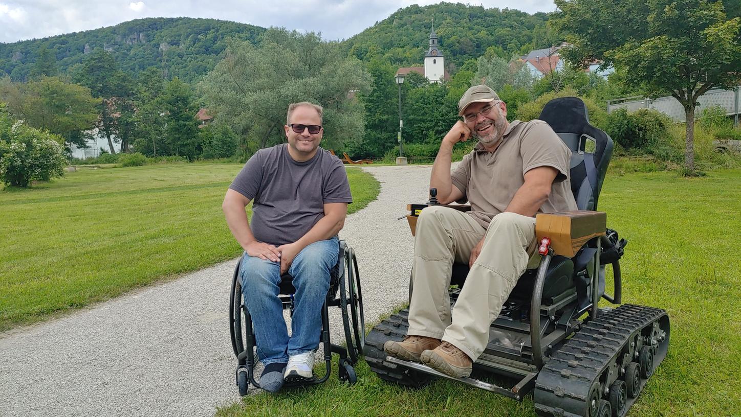 Diese beiden haben sichtlich gute Laune: Tüftler Martin Ebner (rechts) hat den Scuttler erfunden. Um den Offroad-Rollstuhl zu verbessern, gibt ihm Thorsten Stamminger, der selbst querschnittsgelähmt ist, wertvolle Tipps. Zusammen feilen sie am Scuttler 2.0, der schon bald Serienreife erlangen soll. Diese beiden haben sichtlich gute Laune: Tüftler Martin Ebner (rechts) hat den Scuttler erfunden. Um den Offroad-Rollstuhl zu verbessern, gibt ihm Thorsten Stamminger, der selbst querschnittsgelähmt ist, wertvolle Tipps. Zusammen feilen sie am Scuttler 2.0, der schon bald Serienreife erlangen soll.
