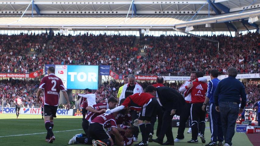 Ebenfalls ein 1:1 gegen die Bayern notiert man im Frühling 2011. An dieses Stadionerlebnis dürfte man sich zumindest in Nürnberg auch ausnahmslos gerne erinnern. Der kuriose Treffer von Christian Eigler, der einen folgenschweren Fauxpas von FCB-Keeper Kraft nach einer Stunde Spielzeit aus großer Entfernung spektakulär zum Ausgleich nutzt, legt am 9. April die Lunte an ein fortan noch knackigeres Kräftemessen mit den Bayern. Nachdem sich der Traumtorschütze aus der rot-schwarzen Jubeltraube befreit hatte, begegnete sein FCN den Münchnern mit noch offenerem Visier. Und verdient sich den Punkt mit einer bravourösen Leistung.
Ebenfalls ein 1:1 gegen die Bayern notiert man im Frühling 2011. An dieses Stadionerlebnis dürfte man sich zumindest in Nürnberg auch ausnahmslos gerne erinnern. Der kuriose Treffer von Christian Eigler, der einen folgenschweren Fauxpas von FCB-Keeper Kraft nach einer Stunde Spielzeit aus großer Entfernung spektakulär zum Ausgleich nutzt, legt am 9. April die Lunte an ein fortan noch knackigeres Kräftemessen mit den Bayern. Nachdem sich der Traumtorschütze aus der rot-schwarzen Jubeltraube befreit hatte, begegnete sein FCN den Münchnern mit noch offenerem Visier. Und verdient sich den Punkt mit einer bravourösen Leistung.