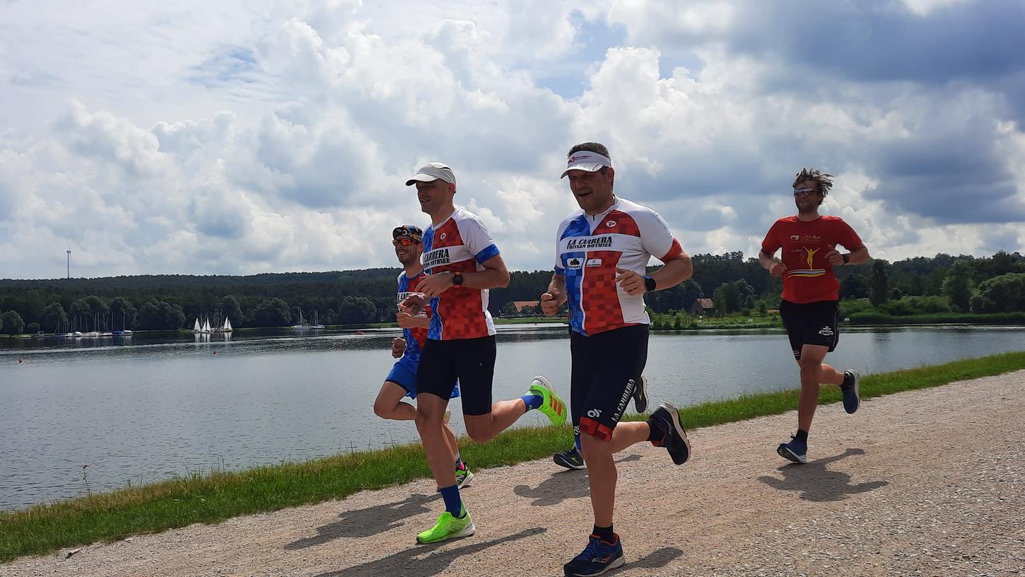 Bei bester Aussicht auf den See. Ingo Macher (Mitte) mit Teamkollegen vom La Carrera TriTeam bei der Laufeinheit.