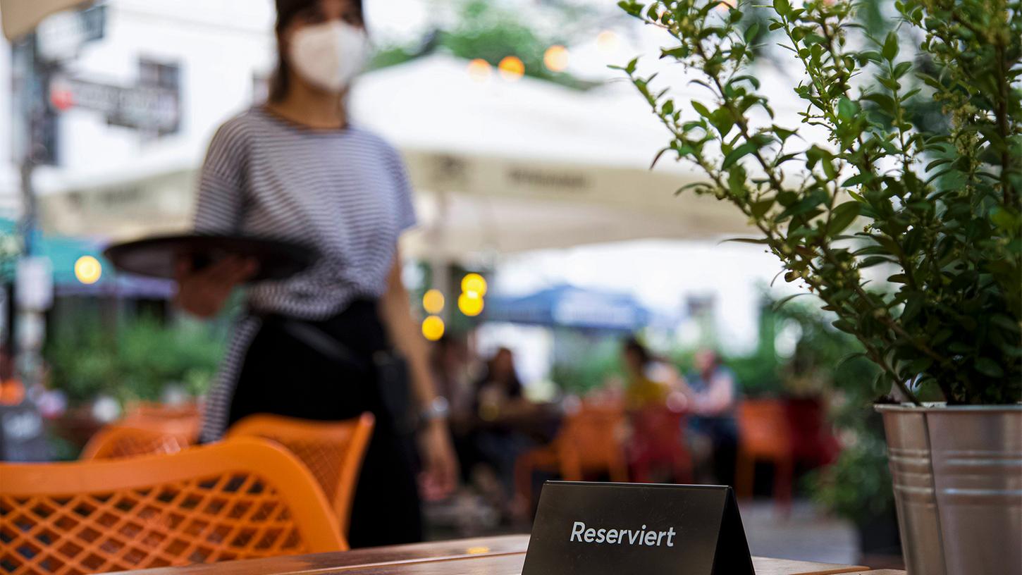 Tisch reserviert und nicht gekommen: Um dieser Situation vorzubeugen, verlangen manche Lokale eine Gebühr für die nicht abgesagte Reservierung, um mehr Verbindlichkeit seitens der Gäste zu erzeugen. Andere Lokale verzichten darauf und setzen auf die Erfahrung: Die meisten Tische werden am Abend ohnehin voll.
Tisch reserviert und nicht gekommen: Um dieser Situation vorzubeugen, verlangen manche Lokale eine Gebühr für die nicht abgesagte Reservierung, um mehr Verbindlichkeit seitens der Gäste zu erzeugen. Andere Lokale verzichten darauf und setzen auf die Erfahrung: Die meisten Tische werden am Abend ohnehin voll.