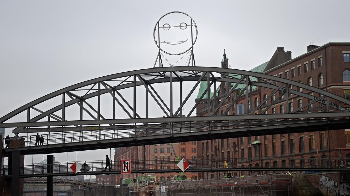 Omnipräsent im Alltag – wie hier in der Hamburger Speicherstadt, wo eine sieben Meter hohe Smiley-Skulptur per Algorithmus die aktuelle Gesamtstimmung im Stadtteil anzeigt.