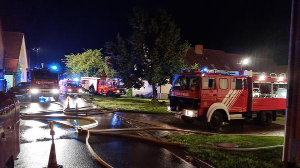 Unter anderem wurde ein aufgeschwemmter Öltank von der Feuerwehr beseitigt.