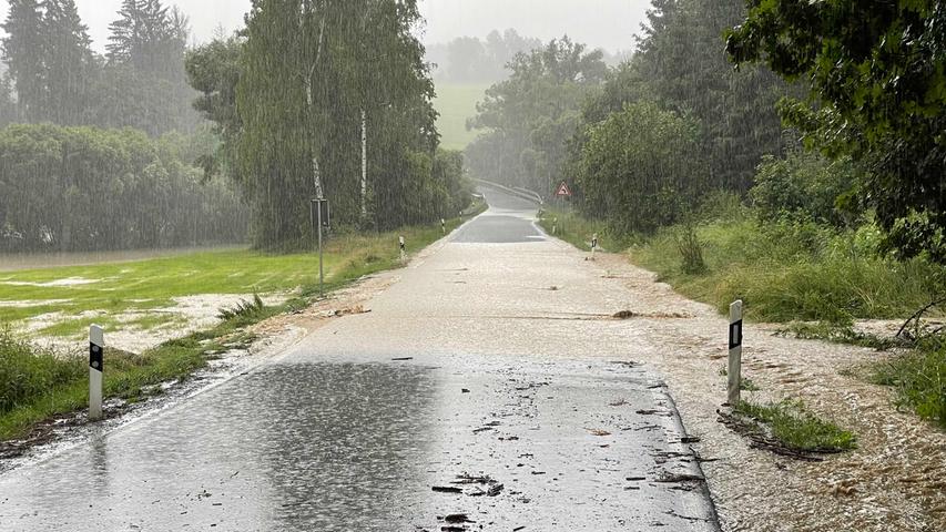 Auch im oberfränkischen Köditz war bereits am Freitagmorgen eine Straße überschwemmt.