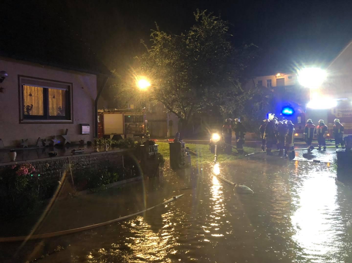 Die ganze Nacht waren die zahlreichen Feuerwehrleute im Einsatz.