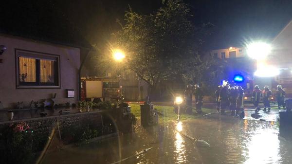 Die ganze Nacht waren die zahlreichen Feuerwehrleute im Einsatz.