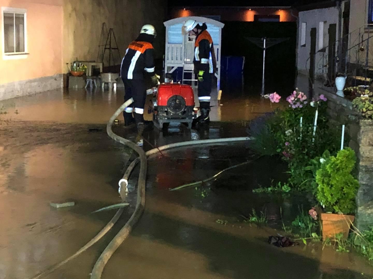 Der Hof eines Anwesens stand mehr als 30 Zentimeter unter Wasser und musste leergepumpt werden. 