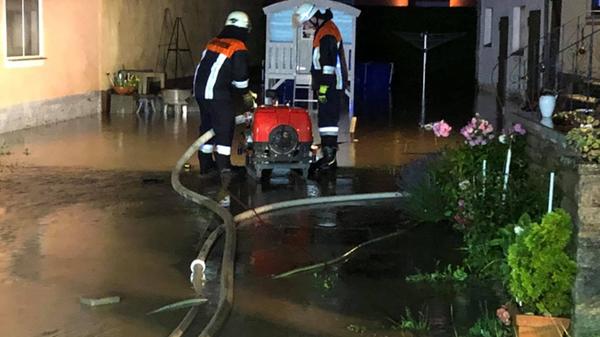 Der Hof eines Anwesens stand mehr als 30 Zentimeter unter Wasser und musste leergepumpt werden.