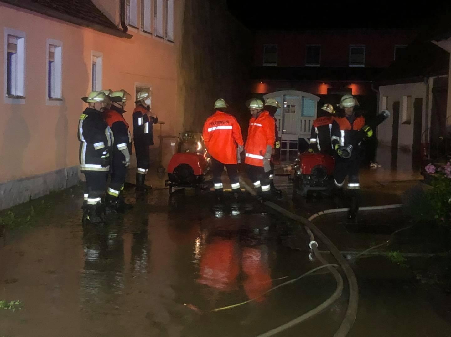 Die Freiwillige Feuerwehr Markt Bibart war mehr als drei Stunden im Einsatz. Weitere Einsätze am Freitag sind zu erwarten. 