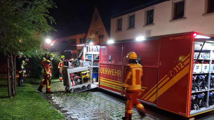 Mehr als 150 Einsatzkräfte waren in der Nacht zum Freitag in der Ortschaft Krassolzheim unterwegs.