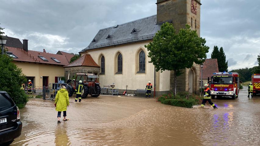 Besonders heftig traf es auch den Baunacher Ortsteil Priegendorf im Landkreis Bamberg. Dort lief am späten Freitagvormittag Wasser durch den Ortskern, weite Teile des Ortes standen unter Wasser.