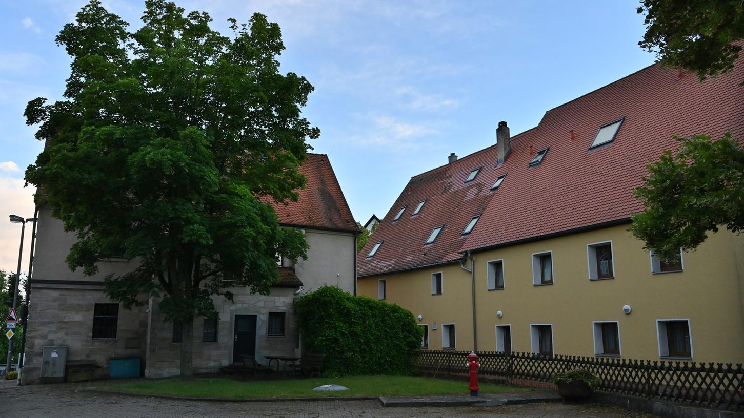 Der Anbau für das Rathaus (l.) soll hier erfolgen. Jedoch würde er die Fenster des Nachbarhauses verschatten, und muss darum in der Höhe reduziert werden
Der Anbau für das Rathaus (l.) soll hier erfolgen. Jedoch würde er die Fenster des Nachbarhauses verschatten, und muss darum in der Höhe reduziert werden