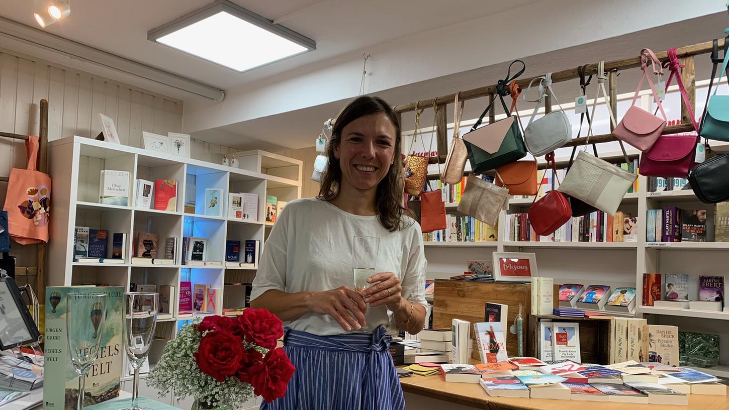 Buchhändlerin Melena Renner stieß nach der Verleihung des Deutschen Buchhandlungspreis mit ihrem Team und ihren Kunden auf die Auszeichnung an.   