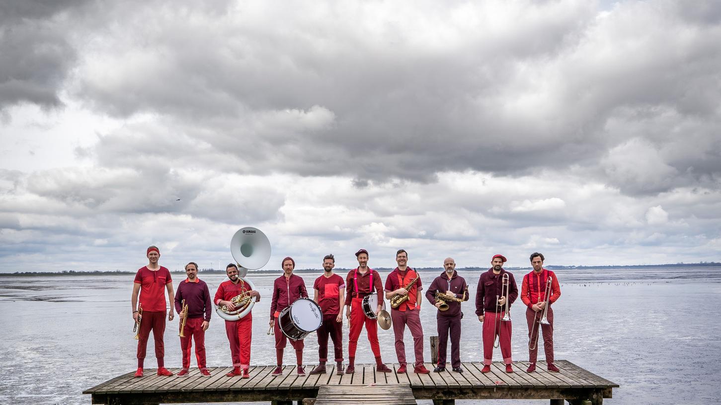 Mächtig viel Gebläse: Die zehnköpfige Brass Band "Moop Mama" legt am 21. Juli auf der Wöhrmühlinsel los. (Foto: Felix Pitscheneder) Mächtig viel Gebläse: Die zehnköpfige Brass Band "Moop Mama" legt am 21. Juli auf der Wöhrmühlinsel los. (Foto: Felix Pitscheneder)