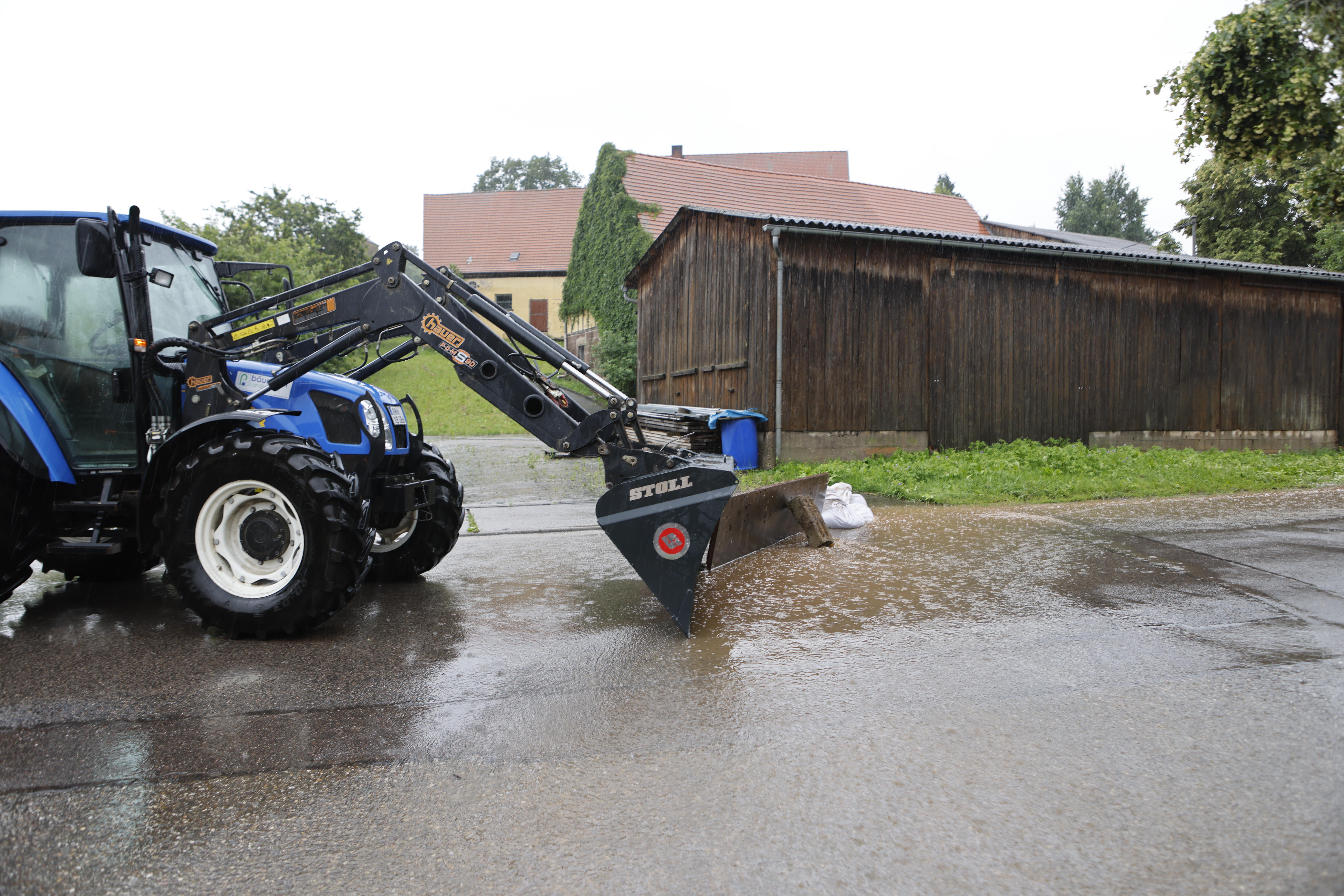 Viele Anwohner kämpften mit den Wassermassen. Mittlerweile ist auch das Technische Hilfswerk im Einsatz. 