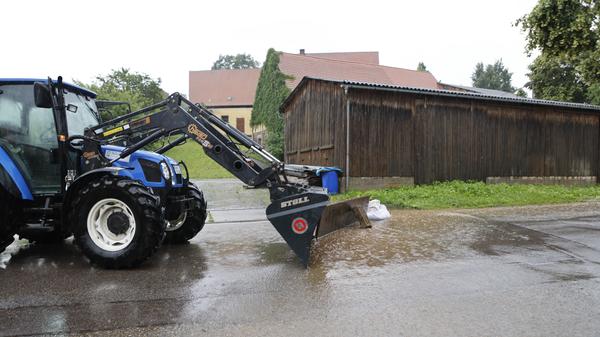 Viele Anwohner kämpften mit den Wassermassen. Mittlerweile ist auch das Technische Hilfswerk im Einsatz.