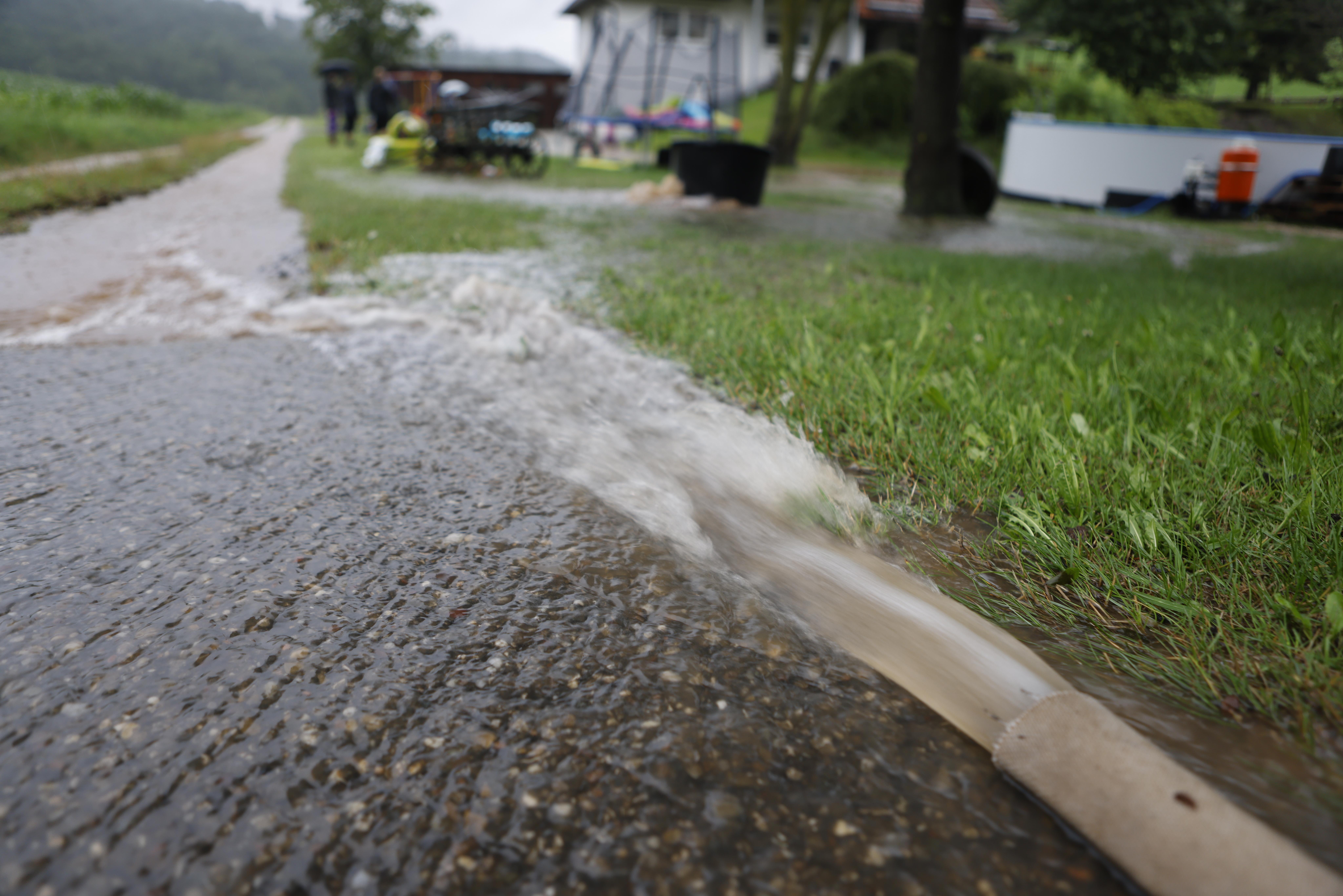 Die Einsatzkräfte kämpfen vielerorts gegen die Überschwemmungen.