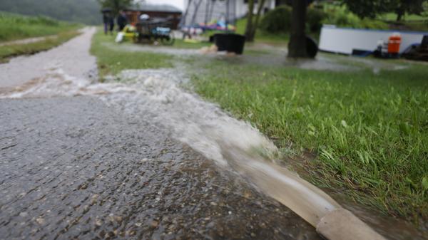 Die Einsatzkräfte kämpfen vielerorts gegen die Überschwemmungen.