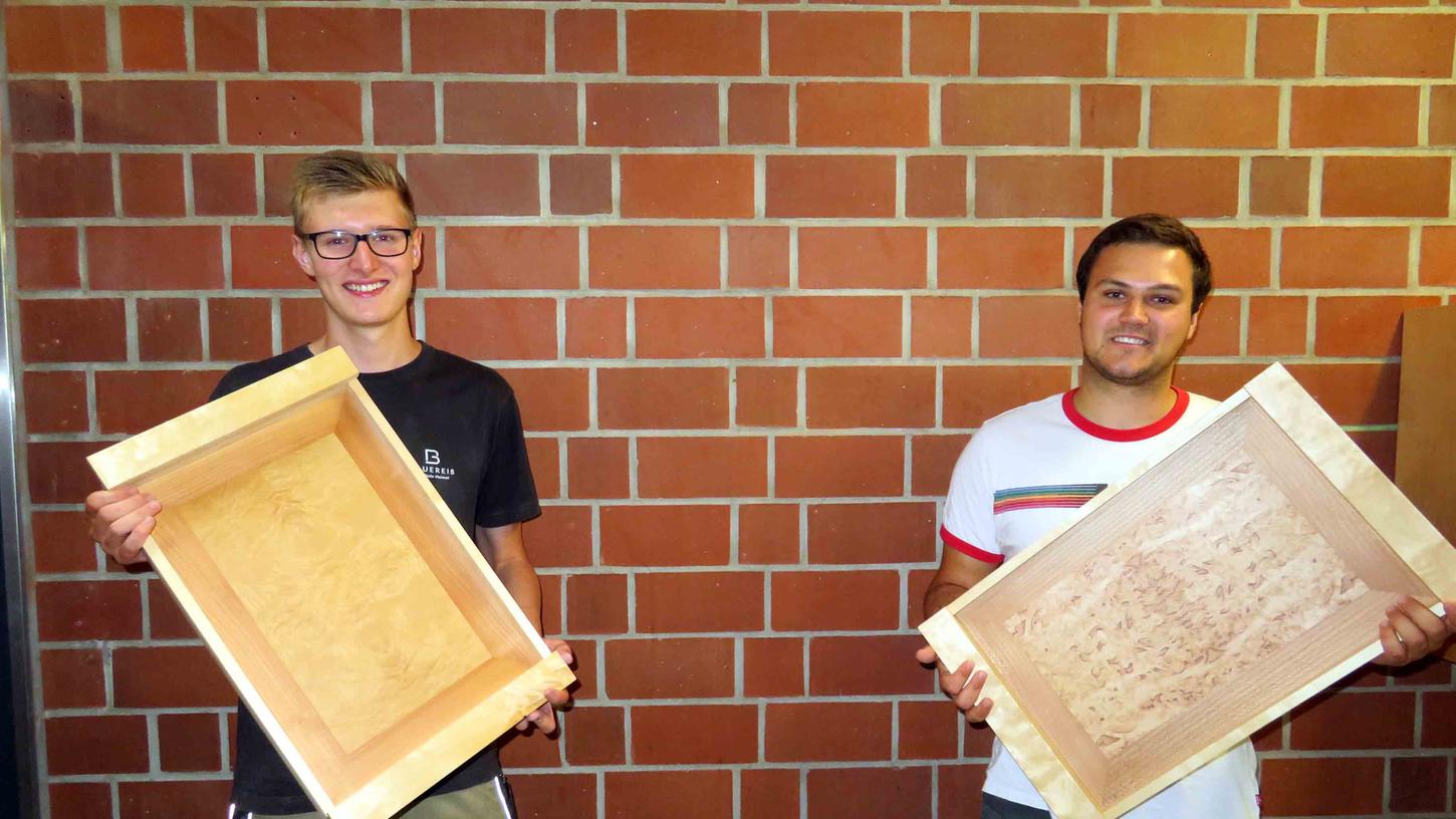 Leon Mühleck und Tom Hesse (v. r.) hat das BGJ Holztechnik richtig Spaß gemacht. Stolz präsentieren sie ihre Abschlussarbeiten
Leon Mühleck und Tom Hesse (v. r.) hat das BGJ Holztechnik richtig Spaß gemacht. Stolz präsentieren sie ihre Abschlussarbeiten
