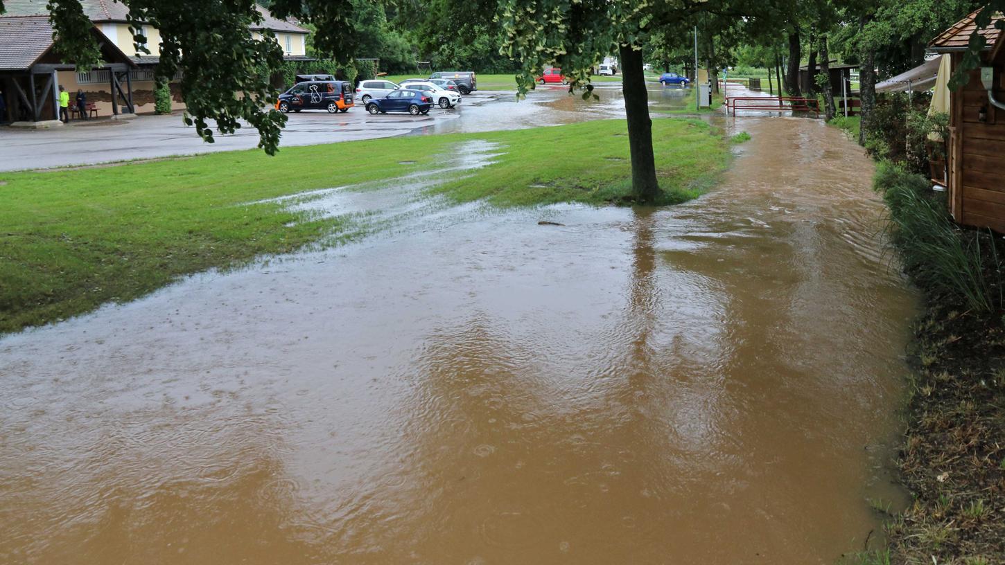 In Franken drohen am Freitag Überschwemmungen - auch in bebauten Gebieten. Das Bild ist nach einem Dauerregen Anfang Juli 2021 in Heideck im Landkreis Roth entstanden. In Franken drohen am Freitag Überschwemmungen - auch in bebauten Gebieten. Das Bild ist nach einem Dauerregen Anfang Juli 2021 in Heideck im Landkreis Roth entstanden.