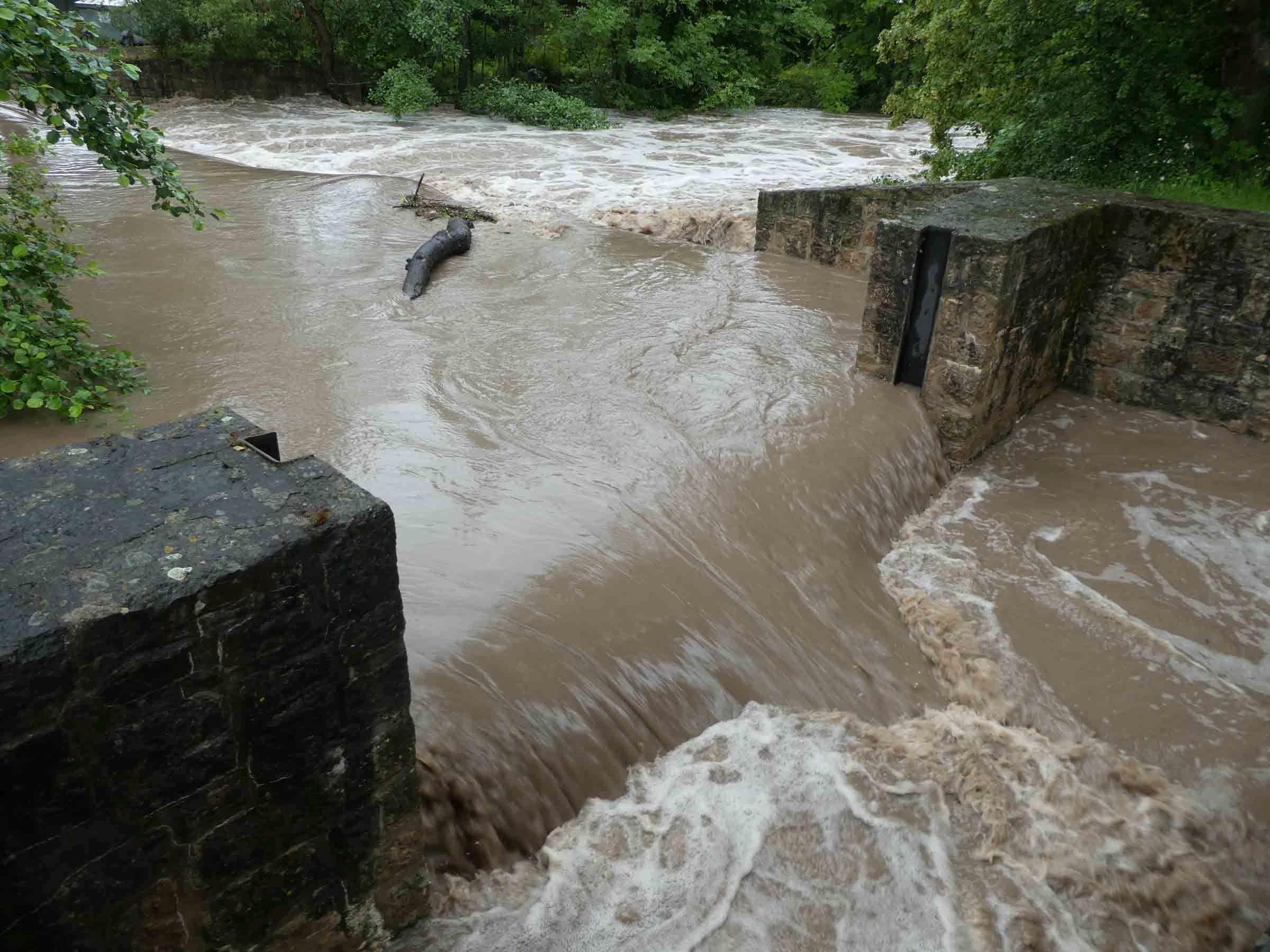 In Neustadt trat die Aisch über die Ufer. 