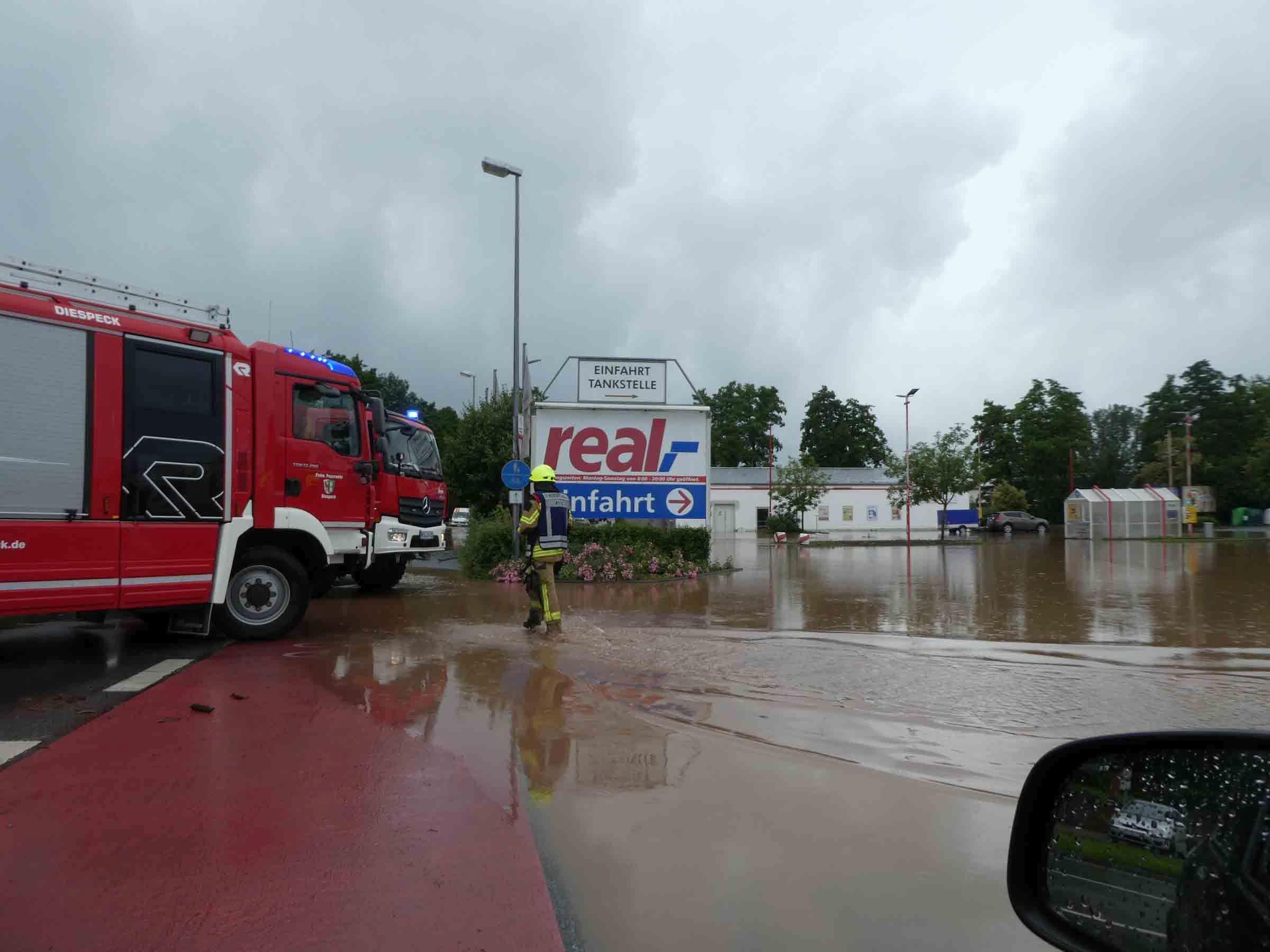 Auch ein Supermarktparkplatz musste abgepumpt werden. 