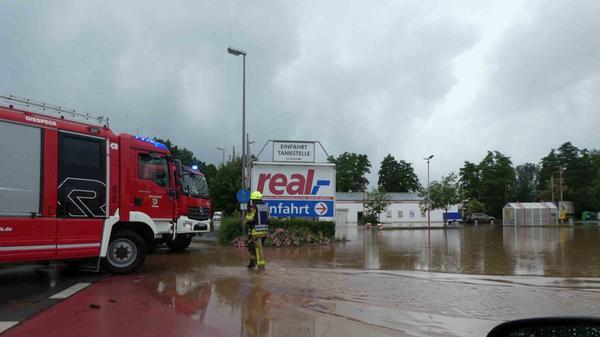 Auch ein Supermarktparkplatz musste abgepumpt werden.