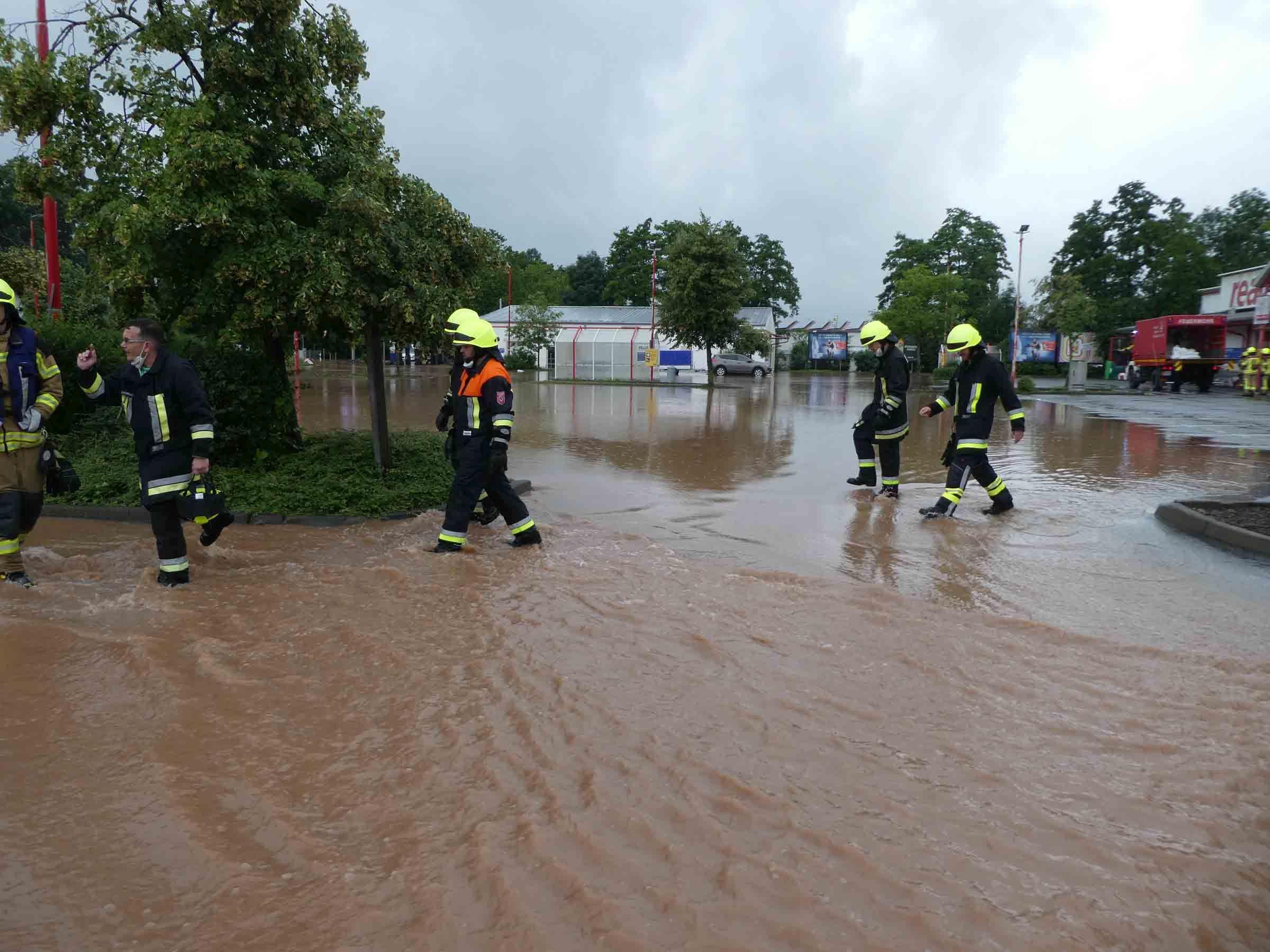 Zahlreiche Feuerwehrleute waren im Einsatz. 