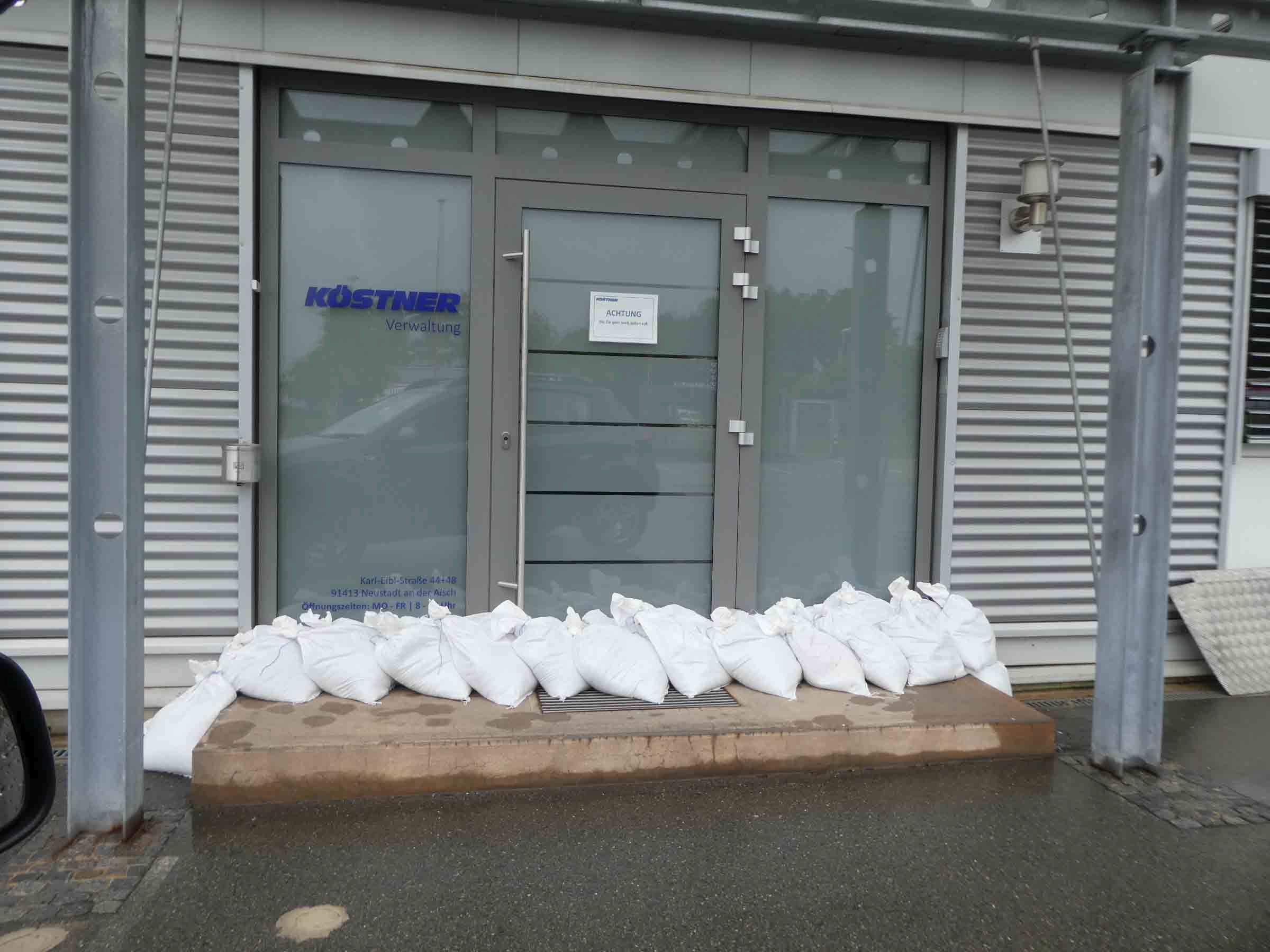 Mit Sandsäcken wurden Hauseingänge vor den Wassermassen geschützt.