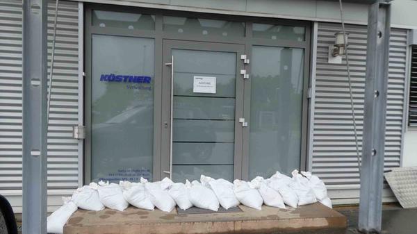 Mit Sandsäcken wurden Hauseingänge vor den Wassermassen geschützt.