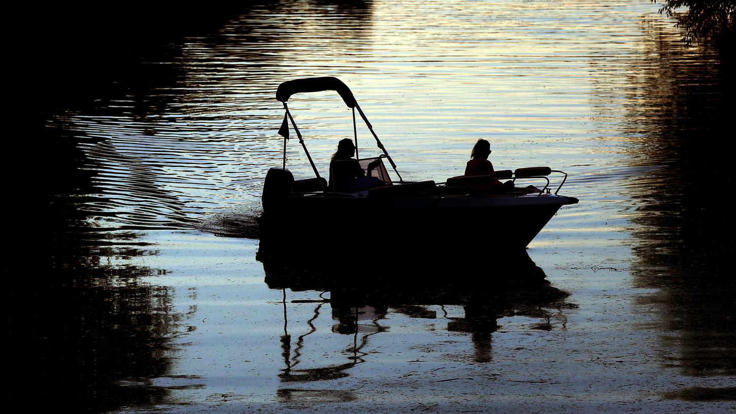 Ein Ausflug per Motorboot, hier ein Symbolbild, endete für ein Pärchen auf der Donau bei Regensburg mit einem Schock: Gerade noch konnten sie aus ihrem manövrierunfähigen Wasserfahrzeug geborgen werden. 