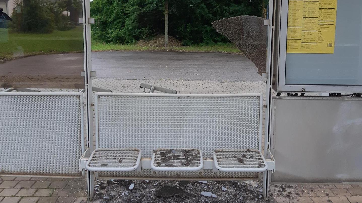 Batzhausen: Unbekannte zertrümmern Glasscheibe Batzhausen: Unbekannte zertrümmern Glasscheibe