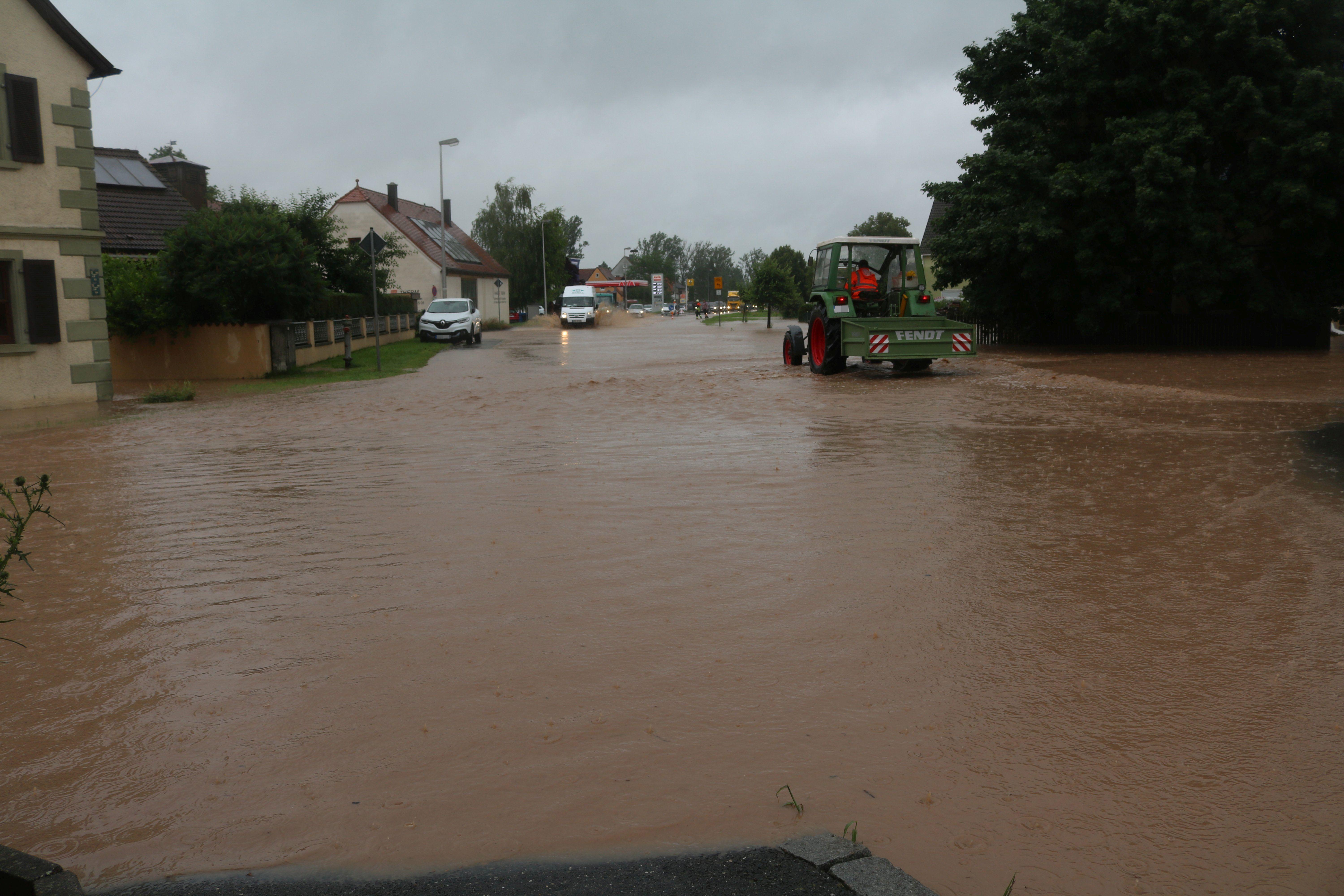 Die Aisch sorgte auch hier für überschwemmte Straßen. 